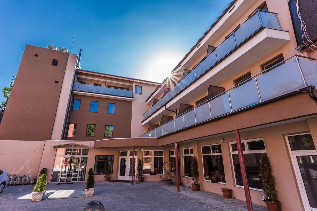 Garni Hotel Anne-Mary ピエシュチャニ エクステリア 写真