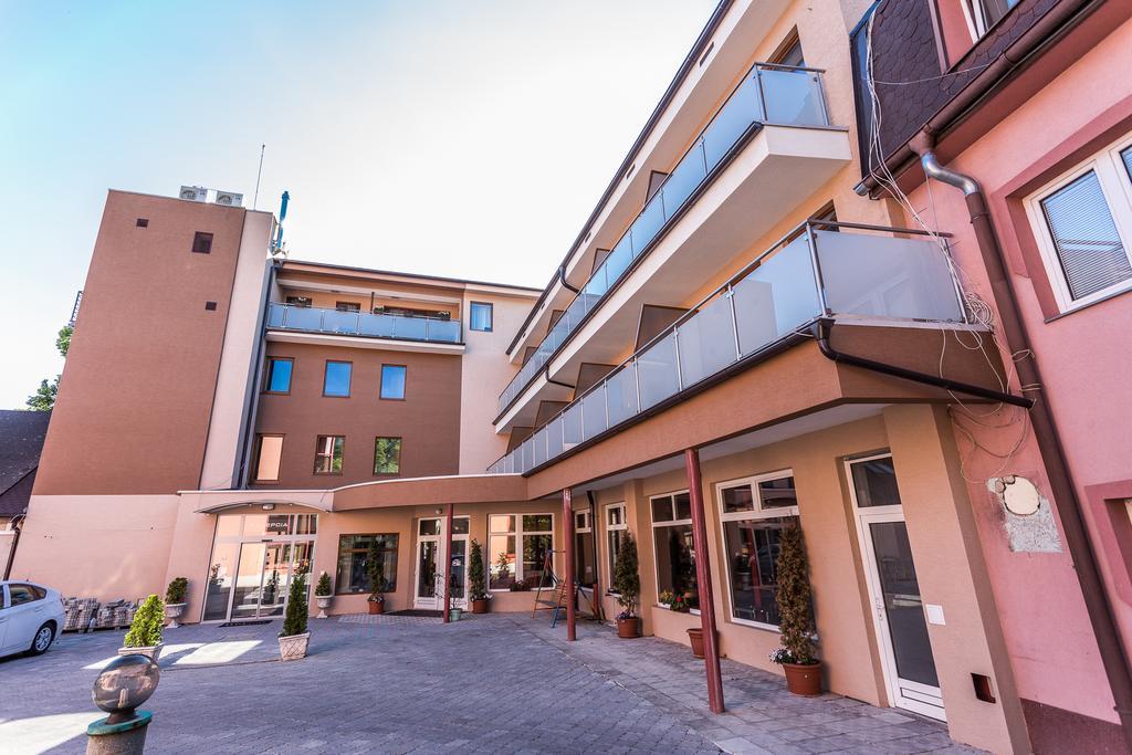 Garni Hotel Anne-Mary ピエシュチャニ エクステリア 写真