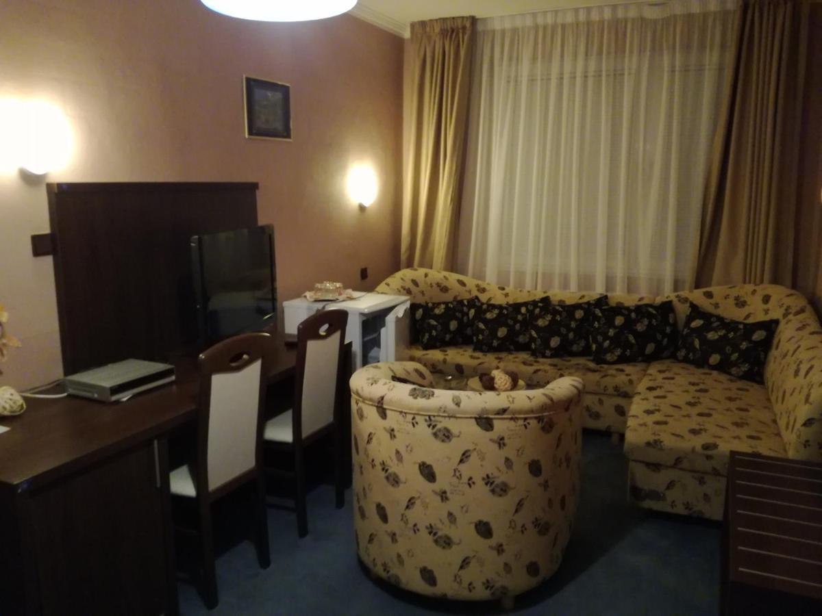 Garni Hotel Anne-Mary ピエシュチャニ エクステリア 写真